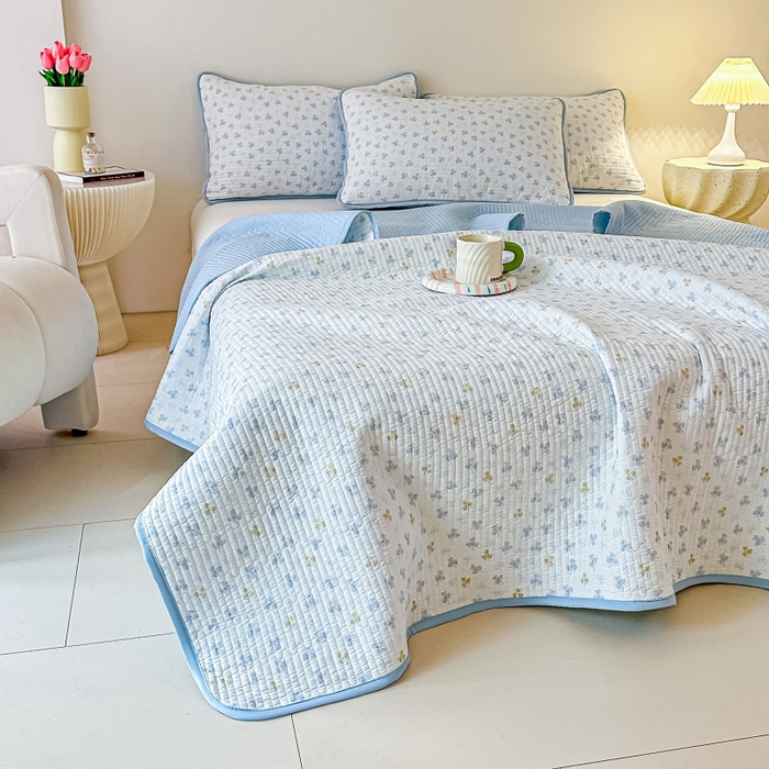 91家纺网 家纺一手货源 找家纺 麦田家纺 2025新款珍珠绸印花双面床盖 花非花-晴空蓝