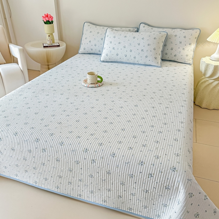 91家纺网 家纺一手货源 找家纺 麦田家纺 2025新款珍珠绸印花双面床盖 木棉蝶花-晴空蓝