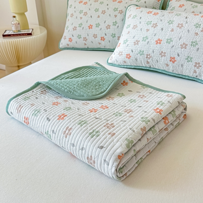 91家纺网 家纺一手货源 找家纺 麦田家纺 2025新款珍珠绸印花双面床盖 朵朵花林-仙踪绿