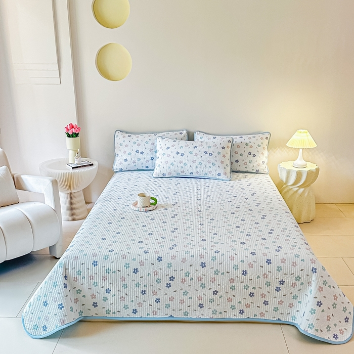 91家纺网 家纺一手货源 找家纺 麦田家纺 2025新款珍珠绸印花双面床盖 朵朵花林-晴空蓝