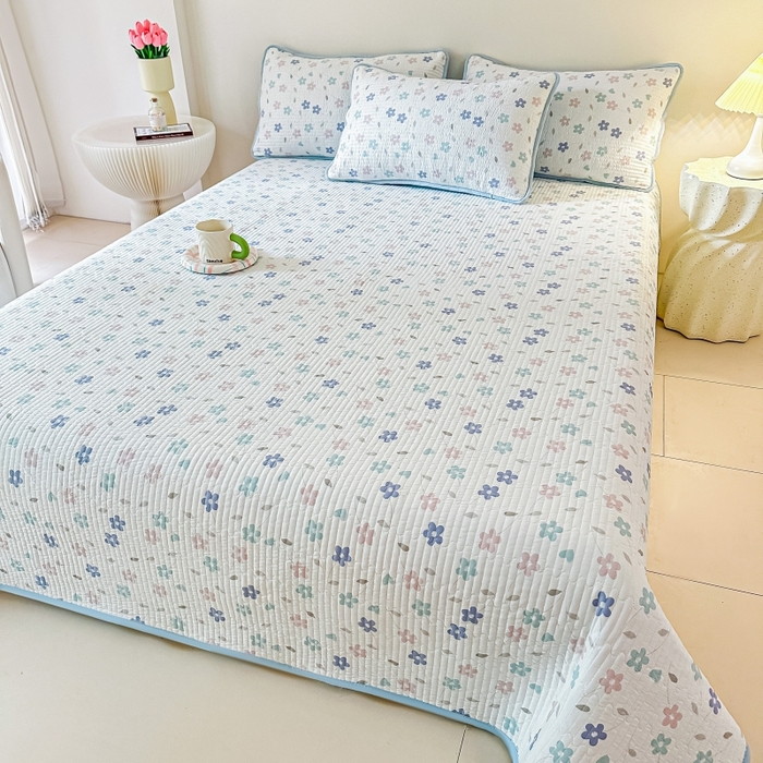 91家纺网 家纺一手货源 找家纺 麦田家纺 2025新款珍珠绸印花双面床盖 朵朵花林-晴空蓝