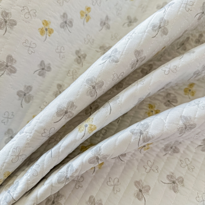 91家纺网 家纺一手货源 找家纺 麦田家纺 2025新款珍珠绸印花双面床盖 花非花-雅韵灰