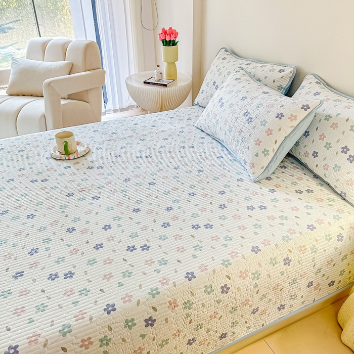 91家纺网 家纺一手货源 找家纺 麦田家纺 2025新款珍珠绸印花双面床盖 朵朵花林-晴空蓝