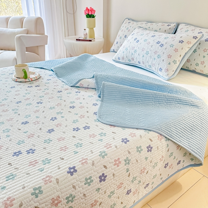 91家纺网 家纺一手货源 找家纺 麦田家纺 2025新款珍珠绸印花双面床盖 朵朵花林-晴空蓝