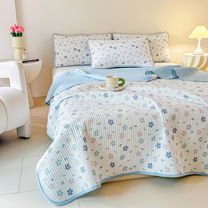 91家纺网 家纺一手货源 找家纺 麦田家纺 2025新款珍珠绸印花双面床盖 朵朵花林-晴空蓝