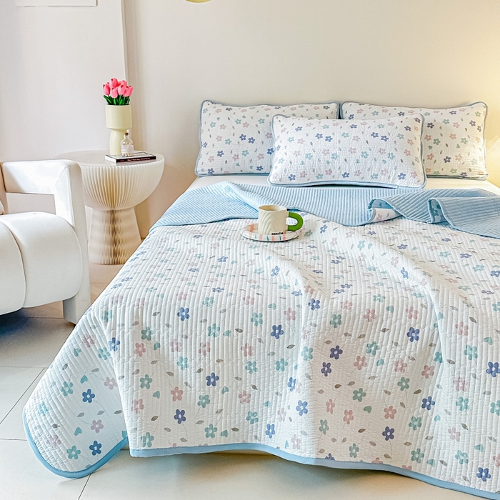 91家纺网 家纺一手货源 找家纺 麦田家纺 2025新款珍珠绸印花双面床盖 朵朵花林-晴空蓝
