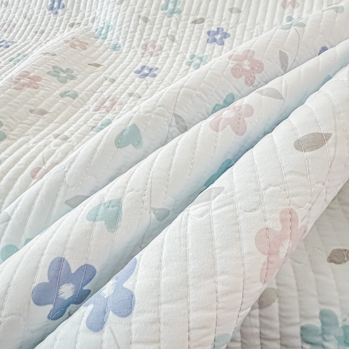 91家纺网 家纺一手货源 找家纺 麦田家纺 2025新款珍珠绸印花双面床盖 朵朵花林-晴空蓝