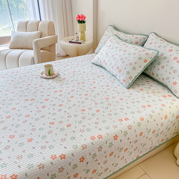 91家纺网 家纺一手货源 找家纺 麦田家纺 2025新款珍珠绸印花双面床盖 朵朵花林-仙踪绿