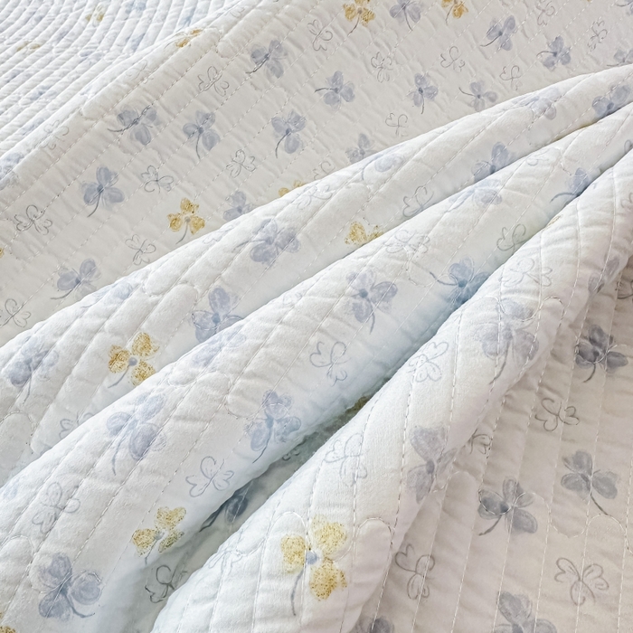 91家纺网 家纺一手货源 找家纺 麦田家纺 2025新款珍珠绸印花双面床盖 花非花-晴空蓝