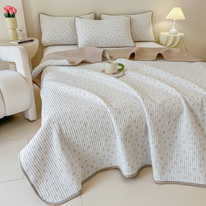 91家纺网 家纺一手货源 找家纺 麦田家纺 2025新款珍珠绸印花双面床盖 花非花-奶咖