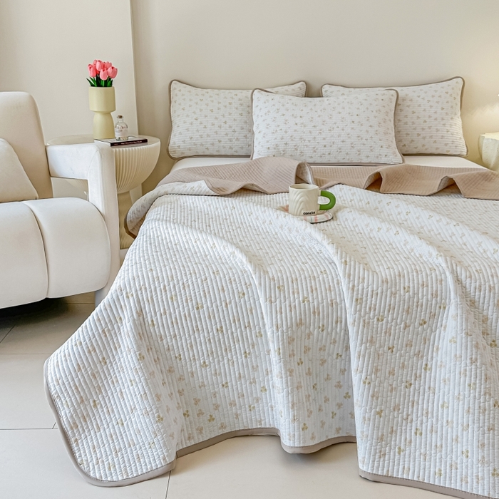 91家纺网 家纺一手货源 找家纺 麦田家纺 2025新款珍珠绸印花双面床盖 花非花-奶咖