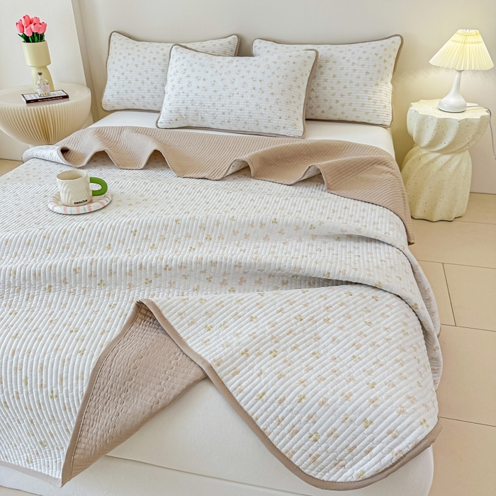 91家纺网 家纺一手货源 找家纺 麦田家纺 2025新款珍珠绸印花双面床盖 花非花-奶咖