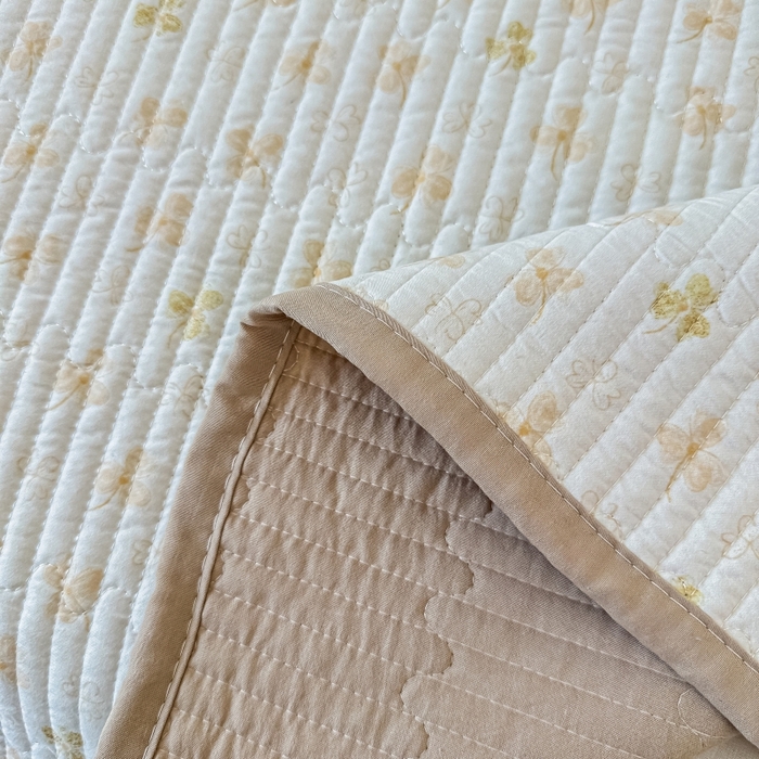 91家纺网 家纺一手货源 找家纺 麦田家纺 2025新款珍珠绸印花双面床盖 花非花-奶咖