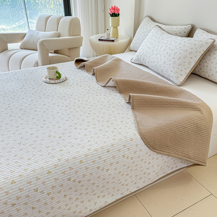 91家纺网 家纺一手货源 找家纺 麦田家纺 2025新款珍珠绸印花双面床盖 花非花-奶咖