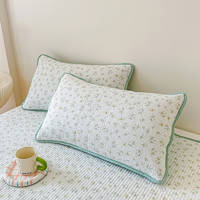 91家纺网 家纺一手货源 找家纺 麦田家纺 2025新款珍珠绸印花双面床盖 花非花-仙踪绿