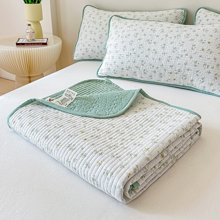 91家纺网 家纺一手货源 找家纺 麦田家纺 2025新款珍珠绸印花双面床盖 花非花-仙踪绿