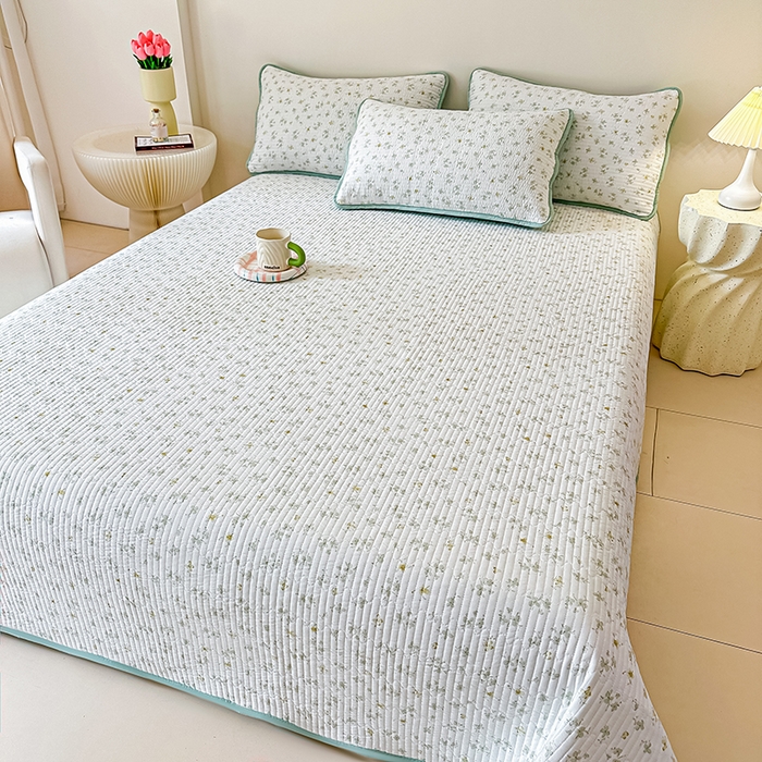 91家纺网 家纺一手货源 找家纺 麦田家纺 2025新款珍珠绸印花双面床盖 花非花-仙踪绿