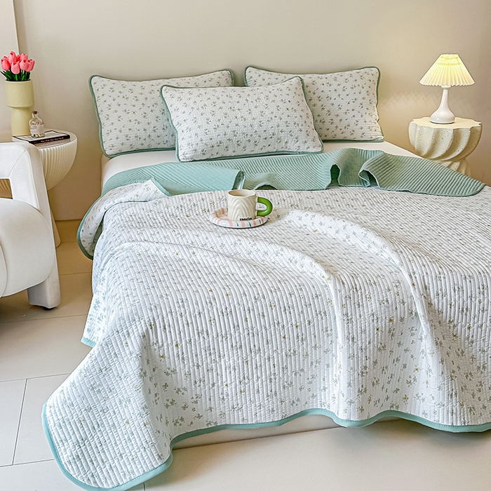 91家纺网 家纺一手货源 找家纺 麦田家纺 2025新款珍珠绸印花双面床盖 花非花-仙踪绿