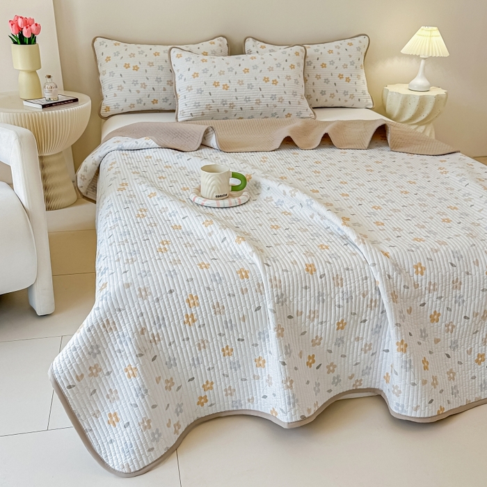 91家纺网 家纺一手货源 找家纺 麦田家纺 2025新款珍珠绸印花双面床盖 朵朵花林-奶咖太阳花