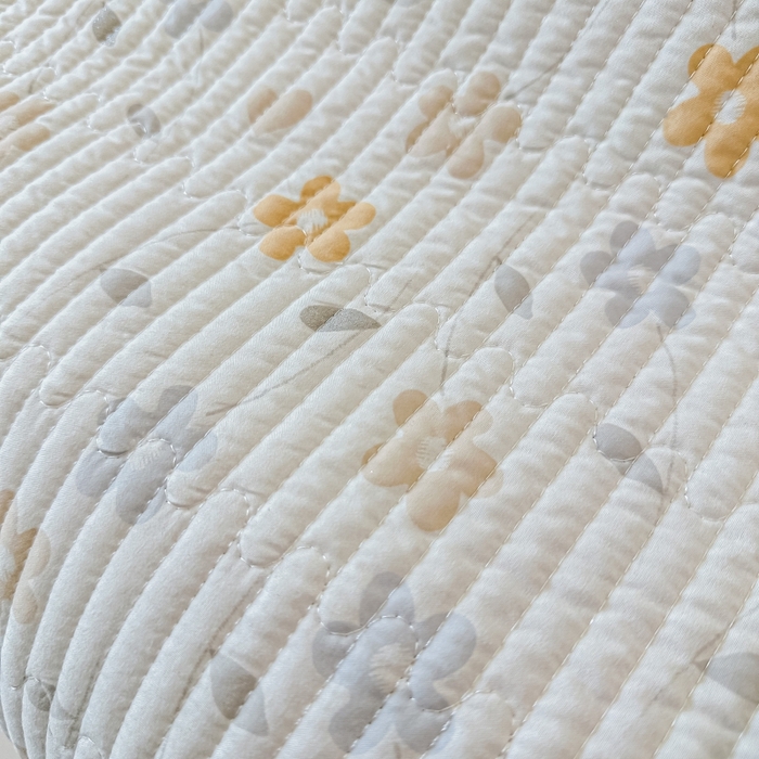 91家纺网 家纺一手货源 找家纺 麦田家纺 2025新款珍珠绸印花双面床盖 朵朵花林-奶咖太阳花