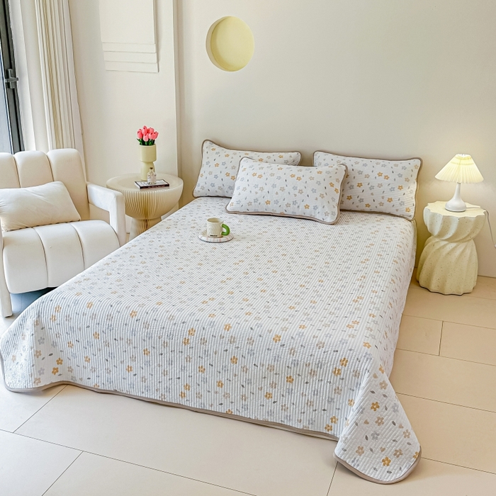 91家纺网 家纺一手货源 找家纺 麦田家纺 2025新款珍珠绸印花双面床盖 朵朵花林-奶咖太阳花