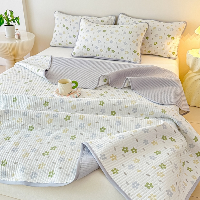 91家纺网 家纺一手货源 找家纺 麦田家纺 2025新款珍珠绸印花双面床盖 朵朵花林-雅韵灰