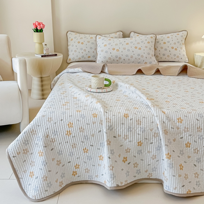 91家纺网 家纺一手货源 找家纺 麦田家纺 2025新款珍珠绸印花双面床盖 朵朵花林-奶咖太阳花