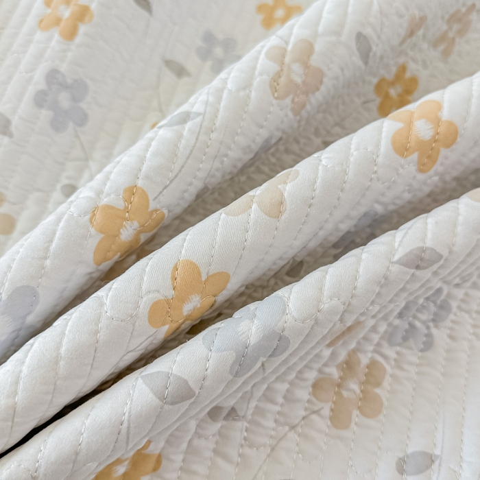 91家纺网 家纺一手货源 找家纺 麦田家纺 2025新款珍珠绸印花双面床盖 朵朵花林-奶咖太阳花