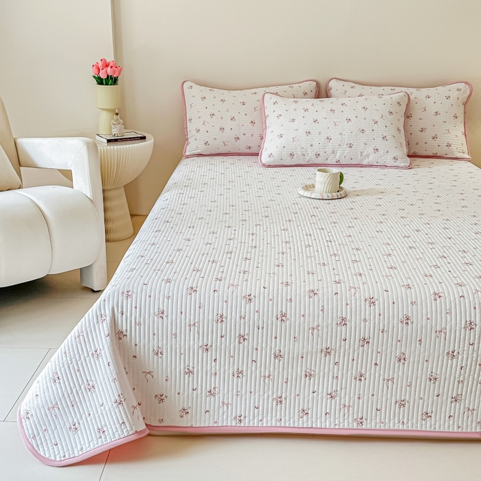 91家纺网 家纺一手货源 找家纺 麦田家纺 2025新款珍珠绸印花双面床盖 木棉蝶花-粉玉