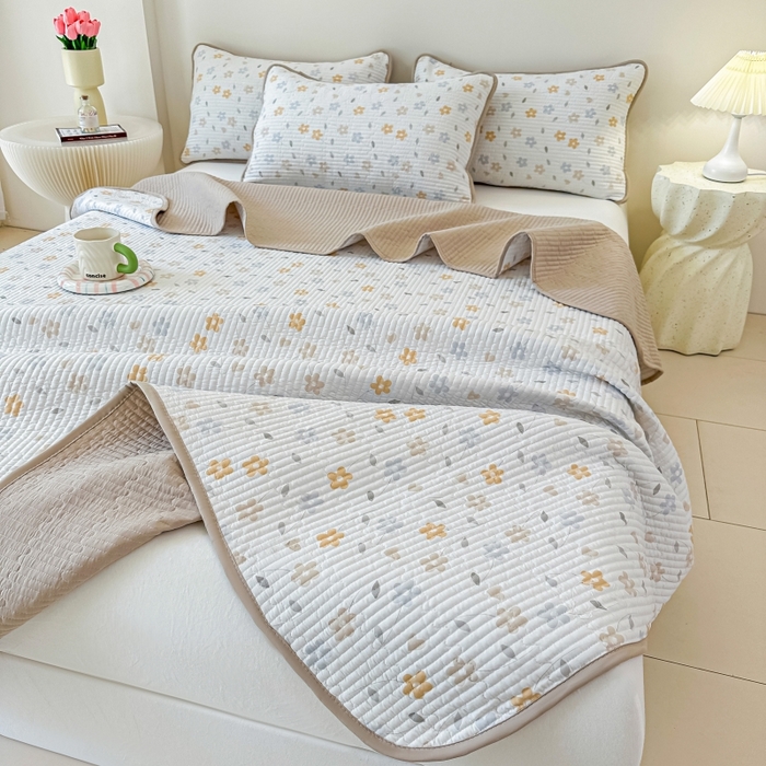 91家纺网 家纺一手货源 找家纺 麦田家纺 2025新款珍珠绸印花双面床盖 朵朵花林-奶咖太阳花