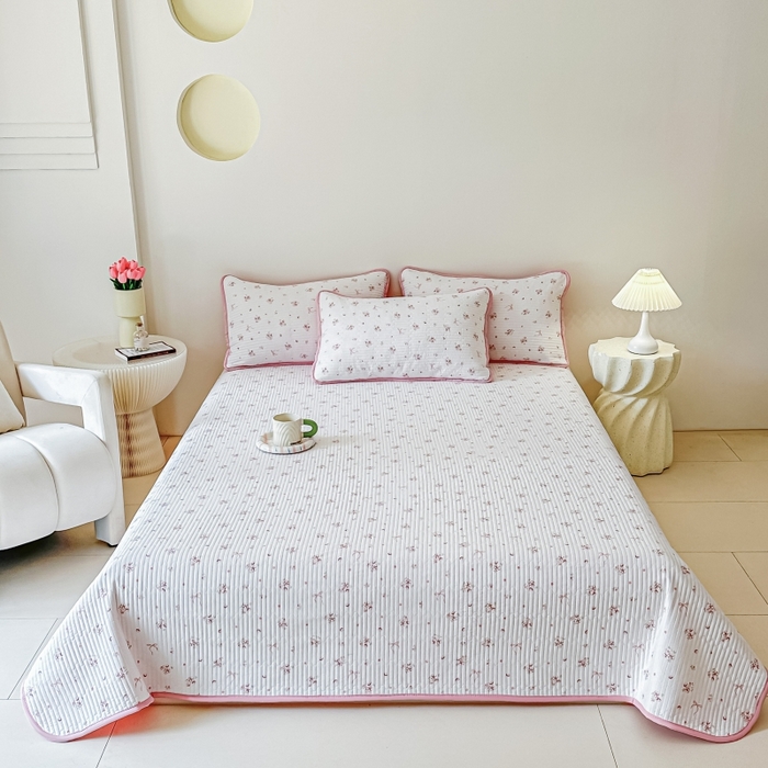 91家纺网 家纺一手货源 找家纺 麦田家纺 2025新款珍珠绸印花双面床盖 木棉蝶花-粉玉