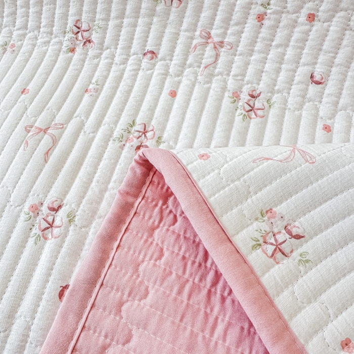 91家纺网 家纺一手货源 找家纺 麦田家纺 2025新款珍珠绸印花双面床盖 木棉蝶花-粉玉