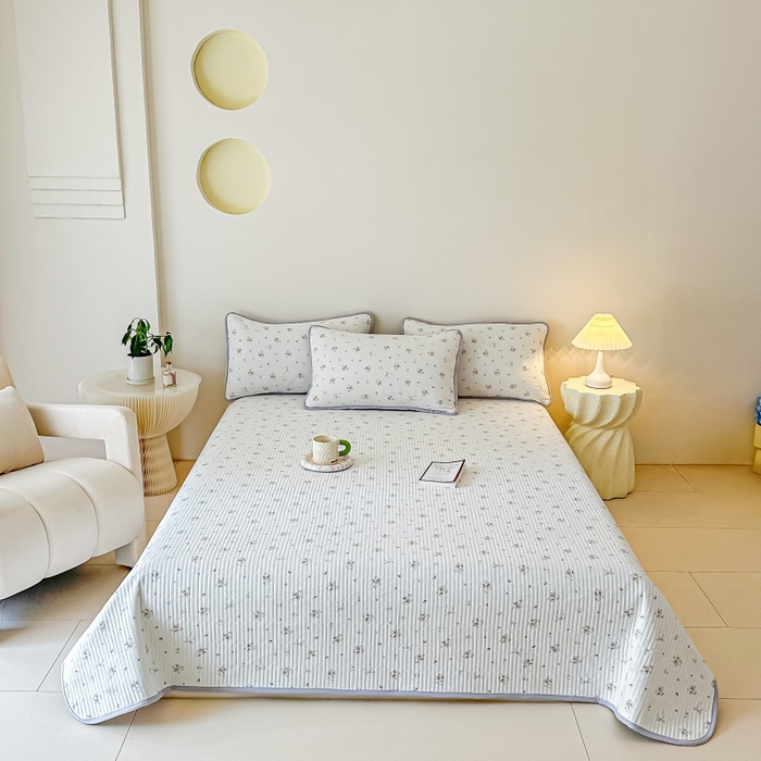 91家纺网 家纺一手货源 找家纺 麦田家纺 2025新款珍珠绸印花双面床盖 木棉蝶花-雅韵灰