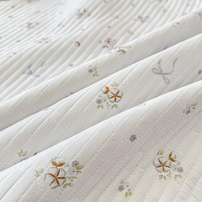 91家纺网 家纺一手货源 找家纺 麦田家纺 2025新款珍珠绸印花双面床盖 木棉蝶花-雅韵灰