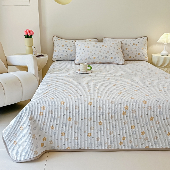 91家纺网 家纺一手货源 找家纺 麦田家纺 2025新款珍珠绸印花双面床盖 朵朵花林-奶咖太阳花