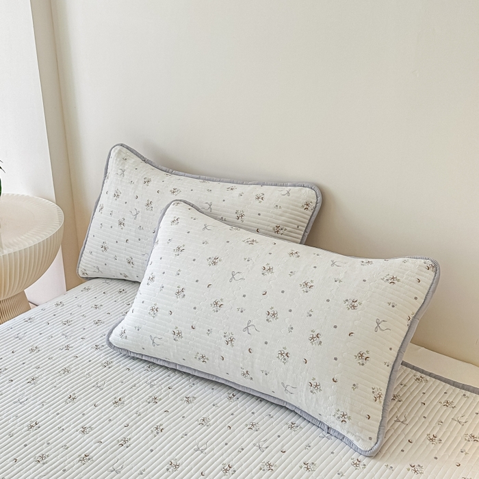 91家纺网 家纺一手货源 找家纺 麦田家纺 2025新款珍珠绸印花双面床盖 木棉蝶花-雅韵灰