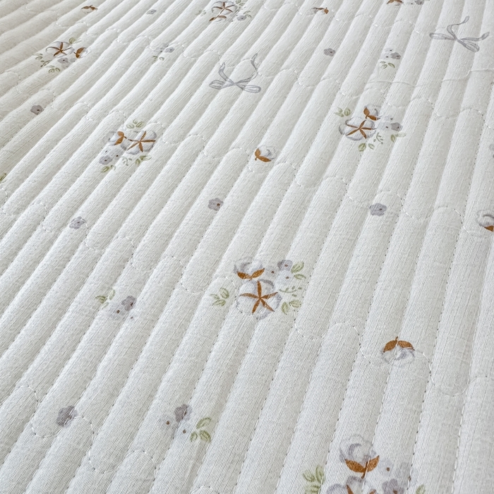 91家纺网 家纺一手货源 找家纺 麦田家纺 2025新款珍珠绸印花双面床盖 木棉蝶花-雅韵灰