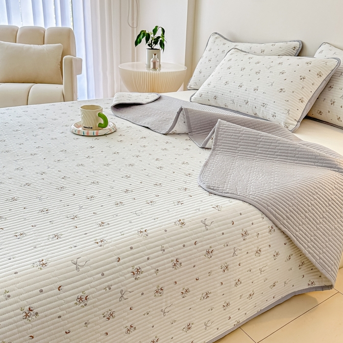 91家纺网 家纺一手货源 找家纺 麦田家纺 2025新款珍珠绸印花双面床盖 木棉蝶花-雅韵灰