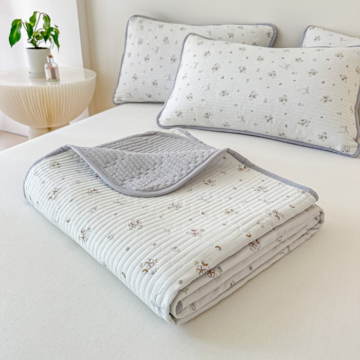 91家纺网 家纺一手货源 找家纺 麦田家纺 2025新款珍珠绸印花双面床盖 木棉蝶花-雅韵灰