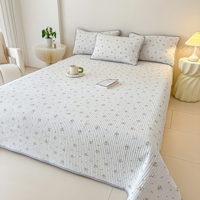 91家纺网 家纺一手货源 找家纺 麦田家纺 2025新款珍珠绸印花双面床盖 木棉蝶花-雅韵灰