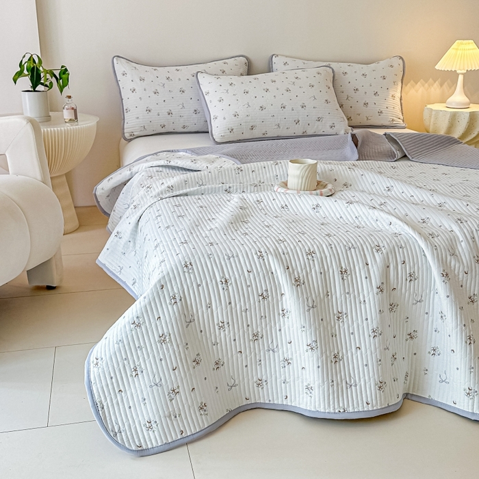 91家纺网 家纺一手货源 找家纺 麦田家纺 2025新款珍珠绸印花双面床盖 木棉蝶花-雅韵灰