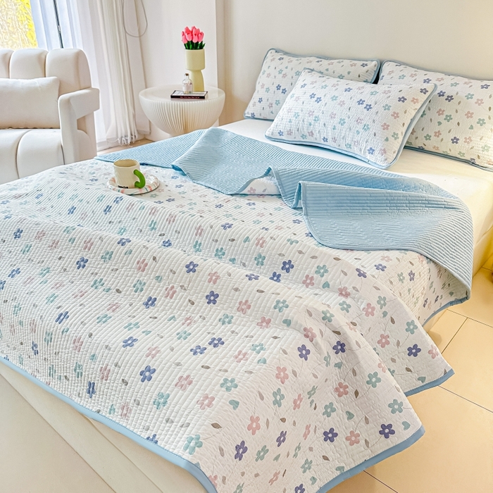 91家纺网 家纺一手货源 找家纺 麦田家纺 2025新款珍珠绸印花双面床盖 朵朵花林-晴空蓝
