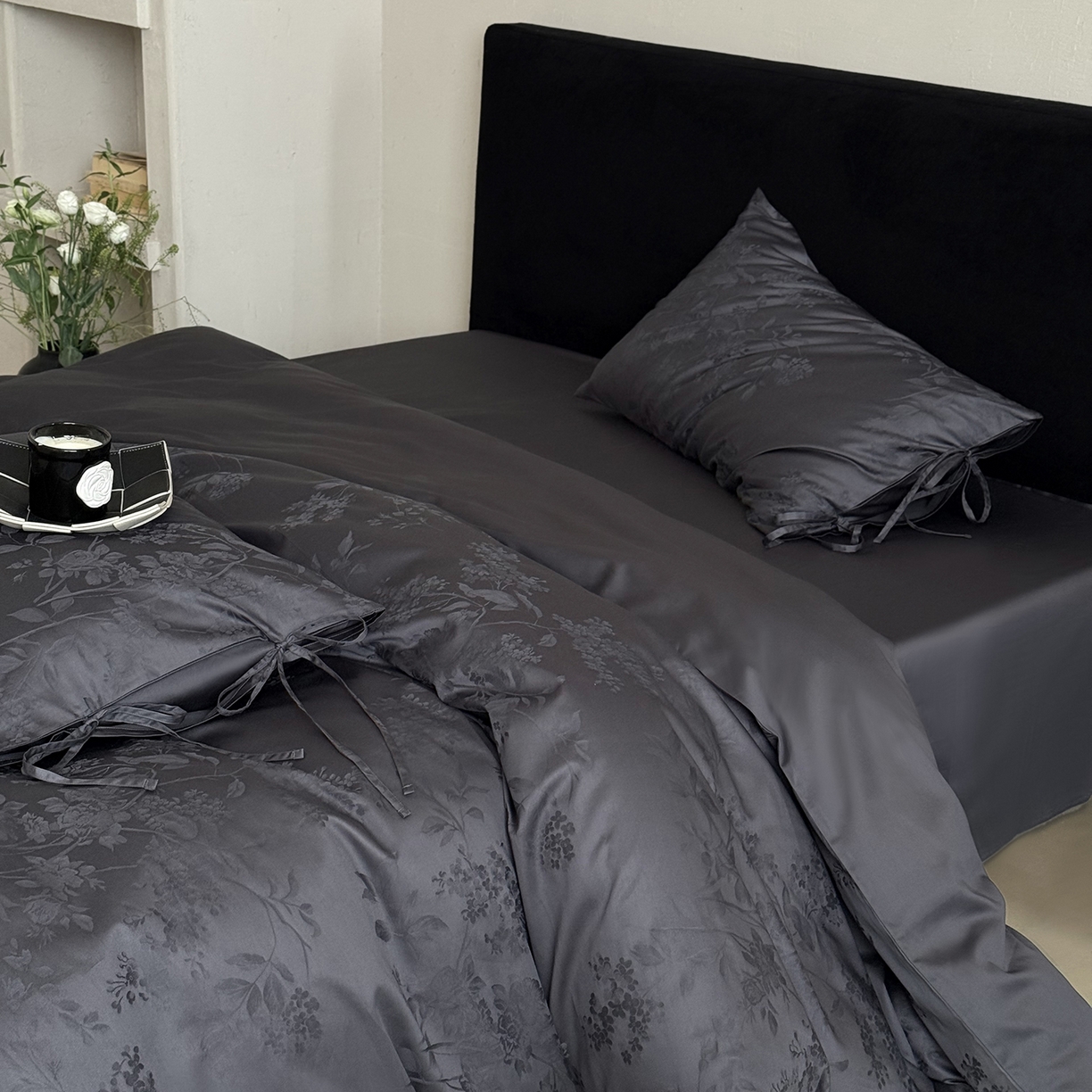 91家纺网 家纺一手货源 找家纺 鹿班家居 2025新款秋冬款100S长绒棉精美提花系列四件套-春和景明 藏青（标准会员-20元）