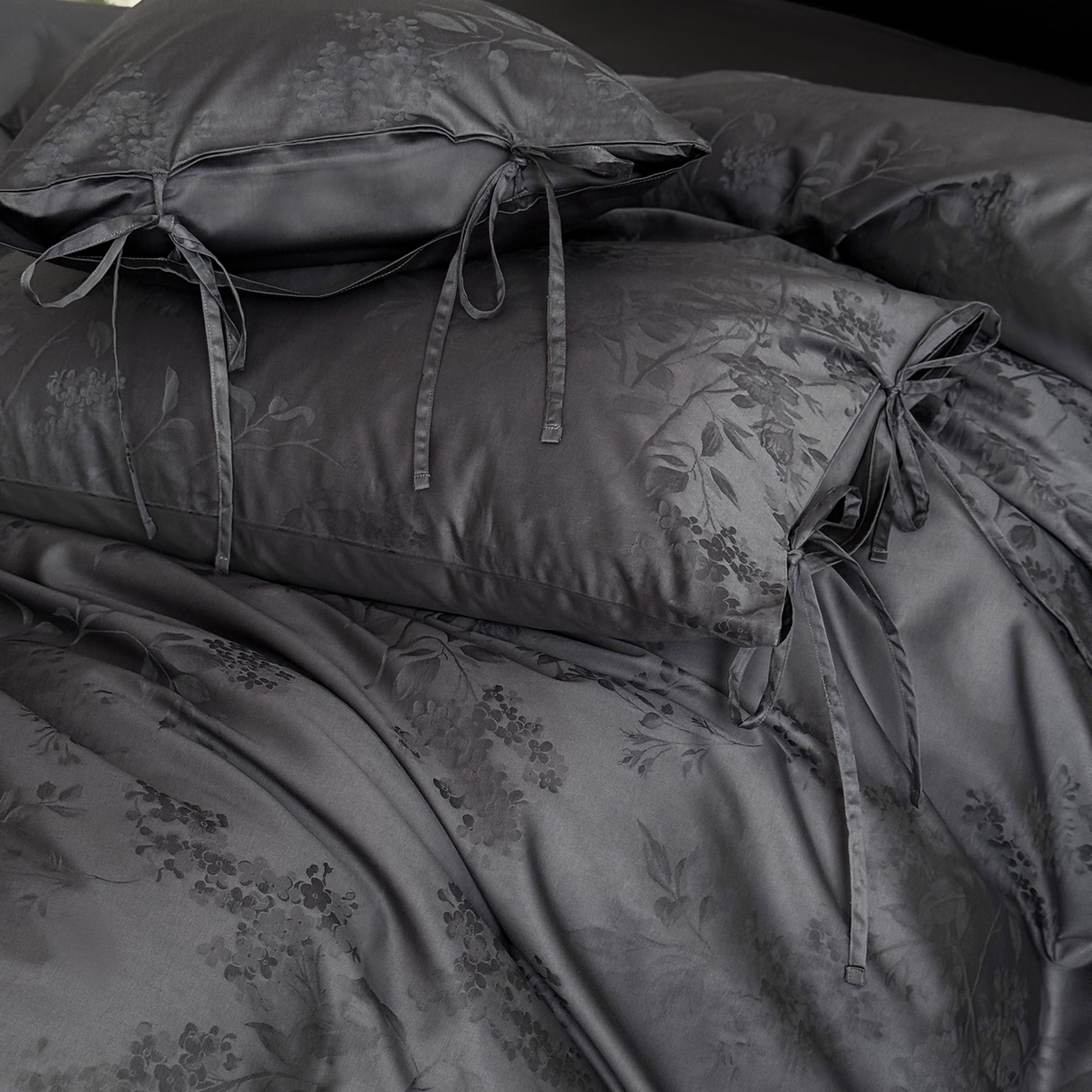 91家纺网 家纺一手货源 找家纺 鹿班家居 2025新款秋冬款100S长绒棉精美提花系列四件套-春和景明 藏青（标准会员-20元）