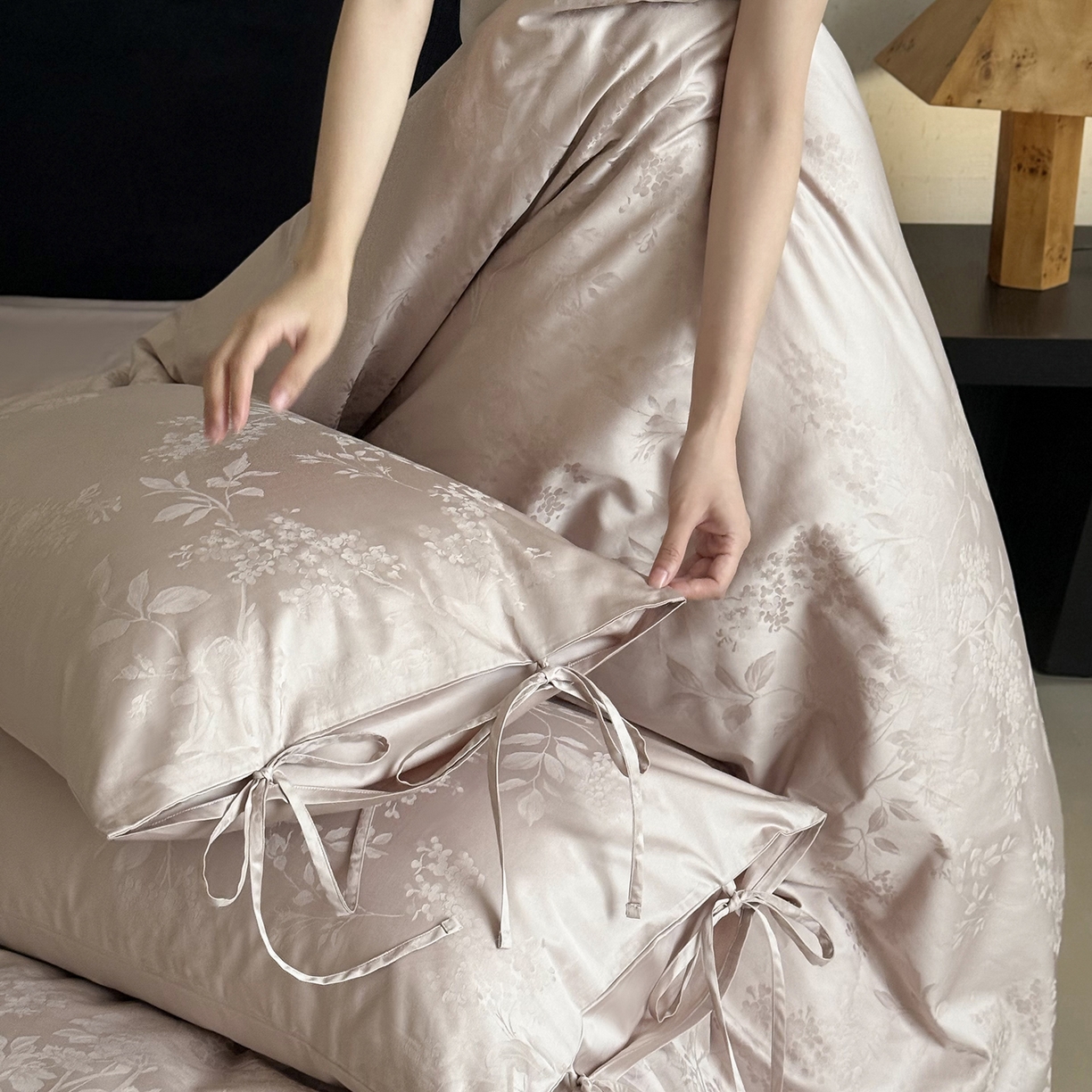 91家纺网 家纺一手货源 找家纺 鹿班家居 2025新款秋冬款100S长绒棉精美提花系列四件套-春和景明 粉色（标准会员-20元）