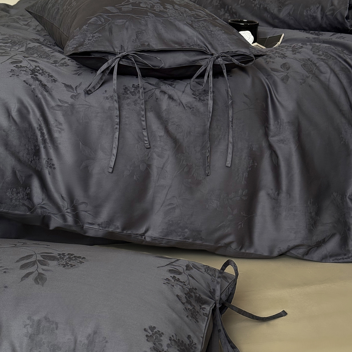 91家纺网 家纺一手货源 找家纺 鹿班家居 2025新款秋冬款100S长绒棉精美提花系列四件套-春和景明 藏青（标准会员-20元）