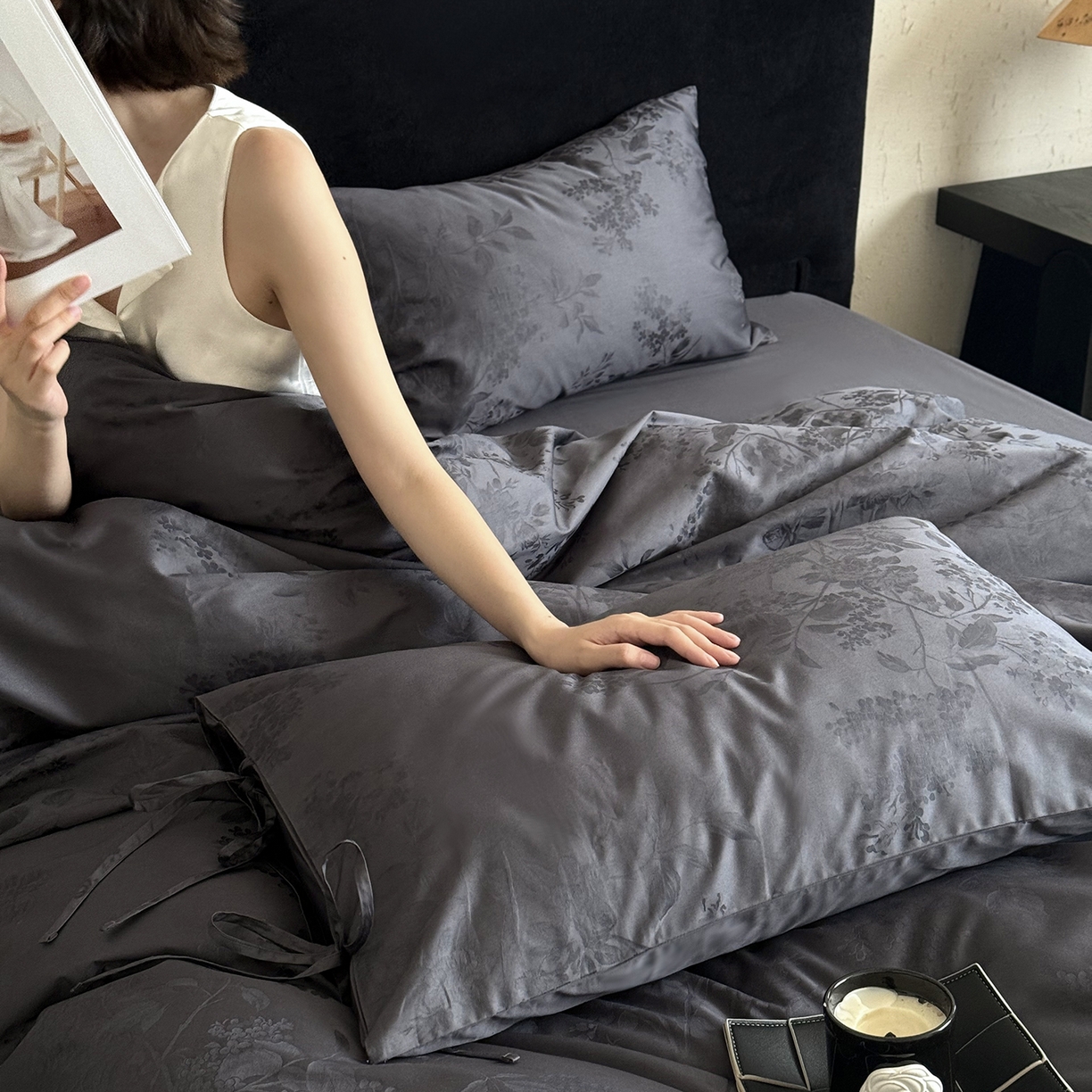 91家纺网 家纺一手货源 找家纺 鹿班家居 2025新款秋冬款100S长绒棉精美提花系列四件套-春和景明 藏青（标准会员-20元）