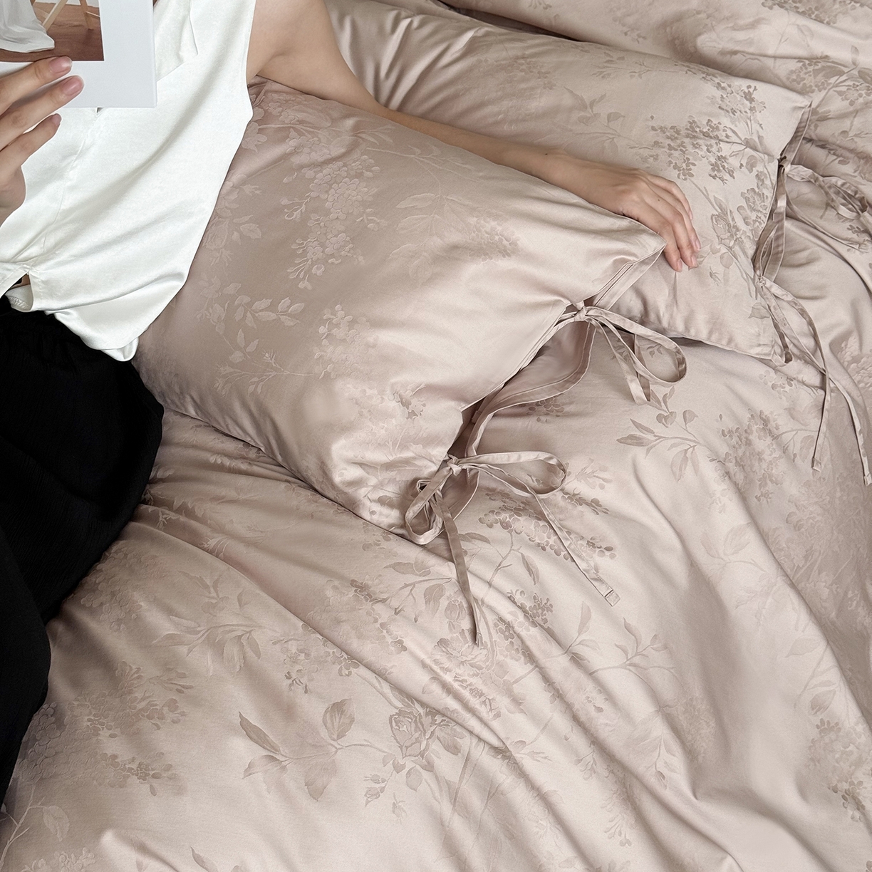 91家纺网 家纺一手货源 找家纺 鹿班家居 2025新款秋冬款100S长绒棉精美提花系列四件套-春和景明 粉色（标准会员-20元）