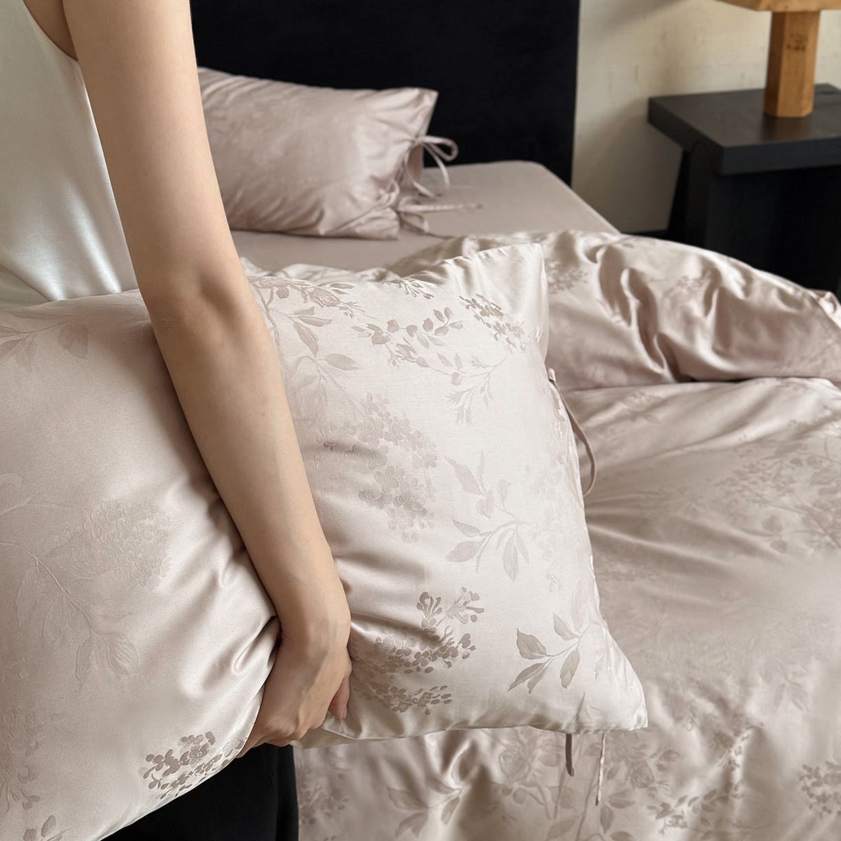 91家纺网 家纺一手货源 找家纺 鹿班家居 2025新款秋冬款100S长绒棉精美提花系列四件套-春和景明 粉色（标准会员-20元）