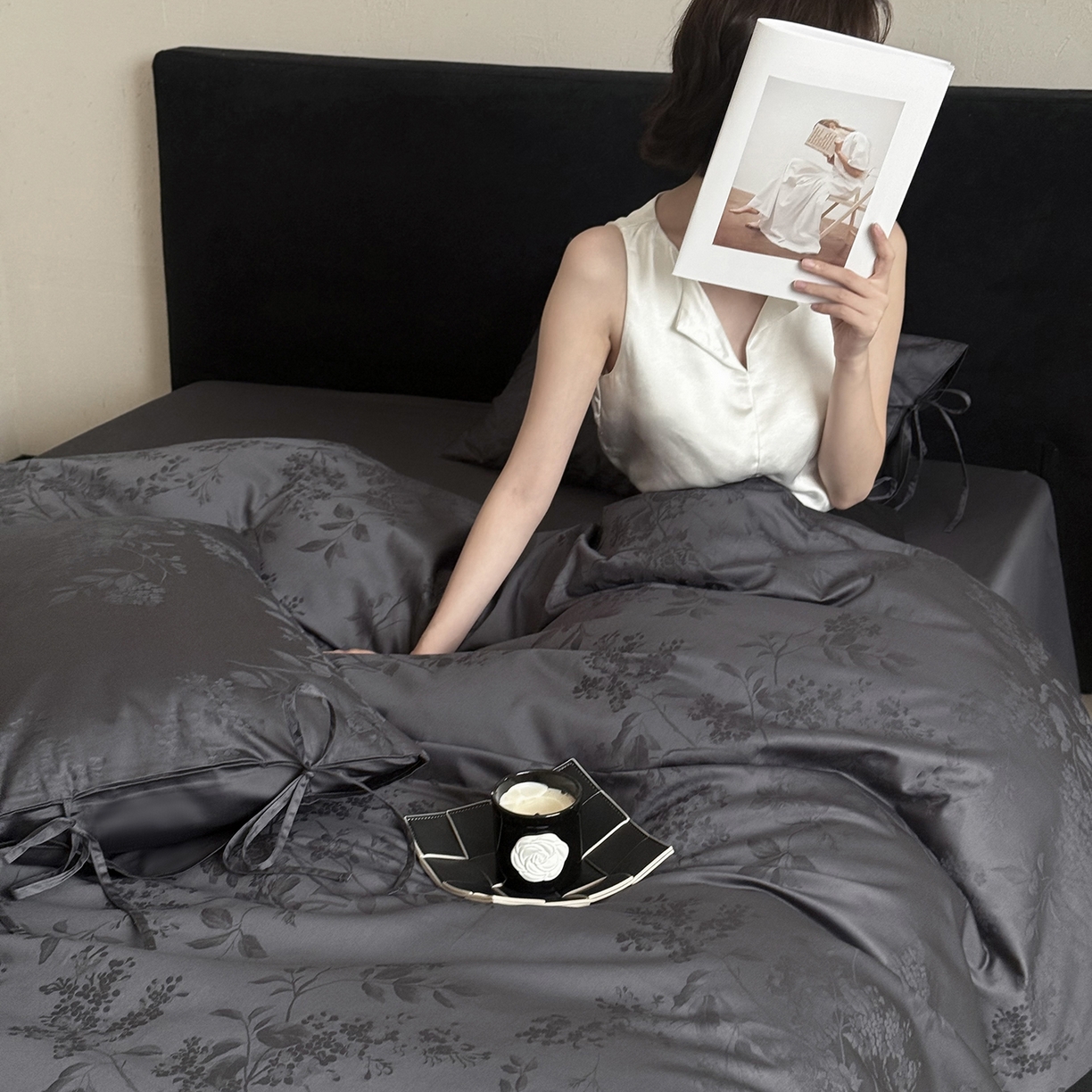 91家纺网 家纺一手货源 找家纺 鹿班家居 2025新款秋冬款100S长绒棉精美提花系列四件套-春和景明 藏青（标准会员-20元）